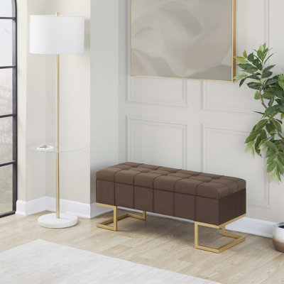 Banc de rangement avec couvercle rabattable, structure en acier doré, revêtement en velours brun, deux places assises et compartiment intérieur spacieux pour une organisation sans encombrement.