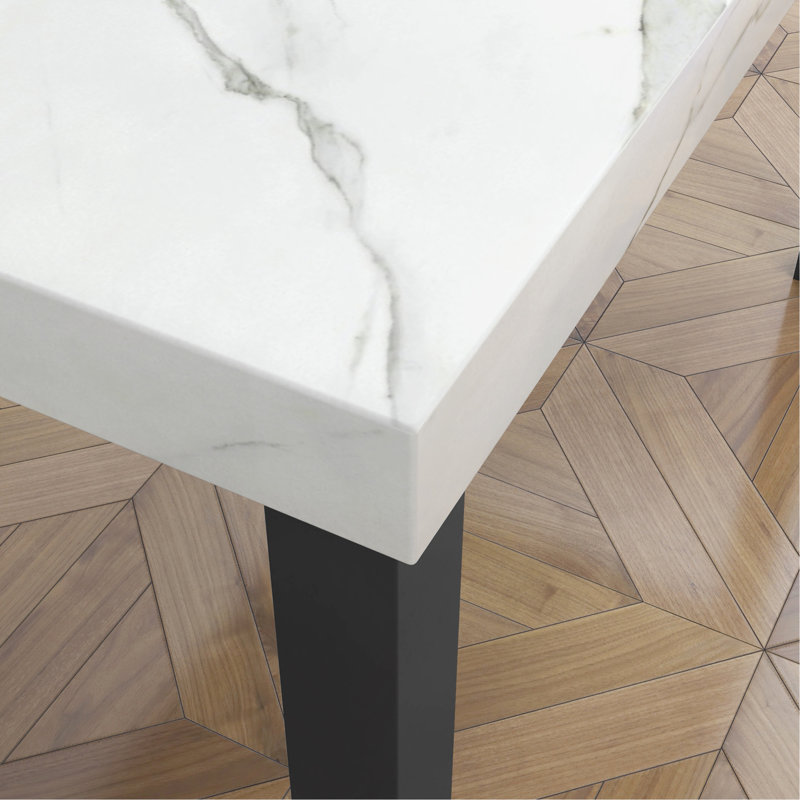 Il n'y a qu'une seule table dans une boîte.