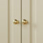 Armoire en arc avec tablettes ouvertes