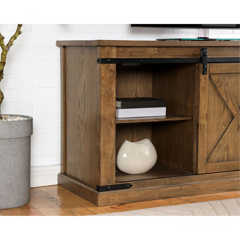 Base de console de style rustique avec portes coulissantes décoratives en métal et plusieurs tablettes de rangement ouvertes aux portes en X