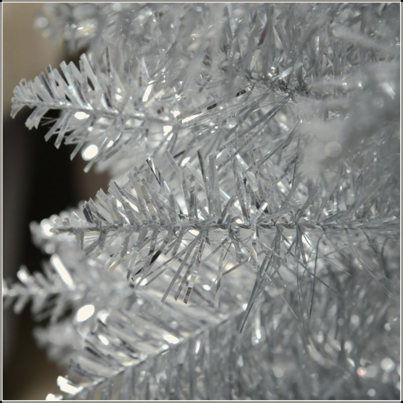 Arbre de Noël artificiel 6 pi avec arbre de Noël mince 6 pi avec 390 branches réalistes et base en plastique, Argent argent