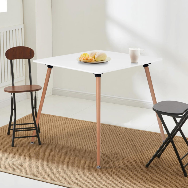 Table moderne blanche fonctionnelle avec pieds en bois