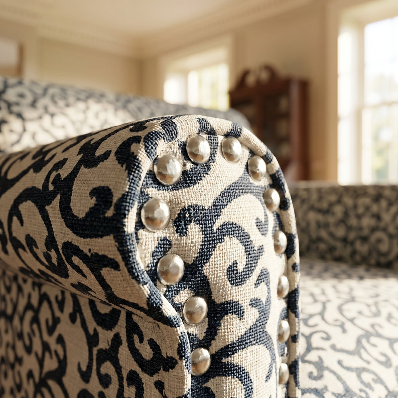 Charmant fauteuil d'appoint compact avec accoudoirs roulés et garniture cloutée - parfait pour les petits espaces