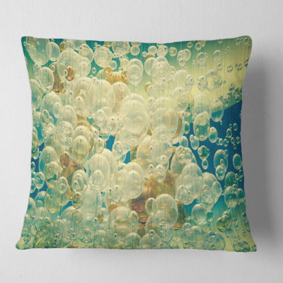 Lustre en forme de boules et housse de coussin carré