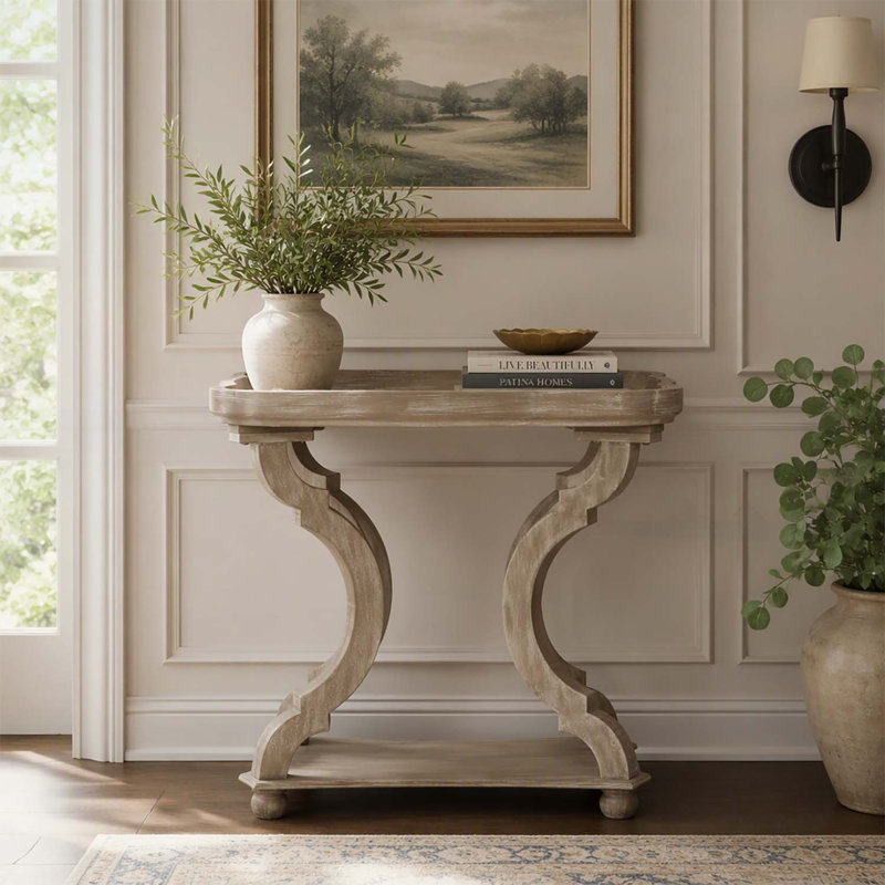 Charmante table d'appoint de style campagnard français avec un piètement en forme de sablier et un plateau à rebord, parfaite pour les espaces de vie élégants.