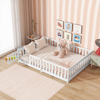 Lit sur pied Alice avec clôture, porte et cadre en bois Alice