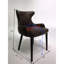Chaise brune avec dossier capitonné et détails cloutés - mousse haute, tête de clou, rembourrage en mousse souple semblable au cuir, structure en bois franc