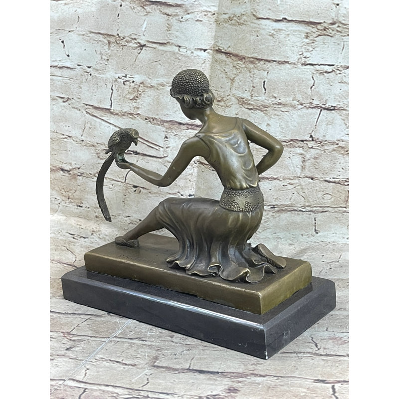 Sculpture fille Falken Chipare avec perroquet