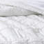 Édredon en microfibre 5 pièces pour très grand lit, blanc, présentant le très grand lit à volants Grace en microfibre blanche-128135346
