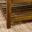 Table basse avec tablette en bois de hêtre, lin bleu marine, repose-pieds spacieux pour le cadre du salon revêtu de capitonnage et d'espace-129907017