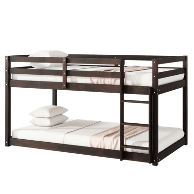 Lit simple mezzanine en bois d'hévéa massif. Spacieux sous la surface. Et élégant. Livré avec. Lit en bois facile à assembler pour maximiser l'espace dans la chambre à coucher. Pour l'accès. Fiable. Assemblage inclus