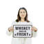 Enseigne amusante «Whiskey Makes Me Frisky» 10 po x 14 po-119478790-119478791