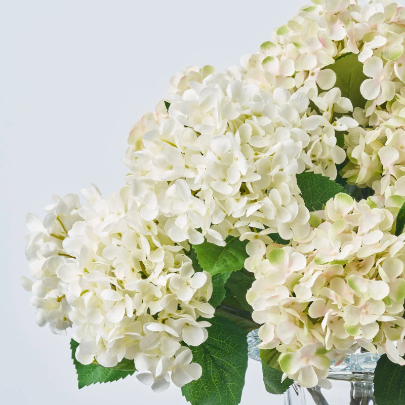 Arrangement de tous les jours dans un grand vase en verre biseauté réaliste