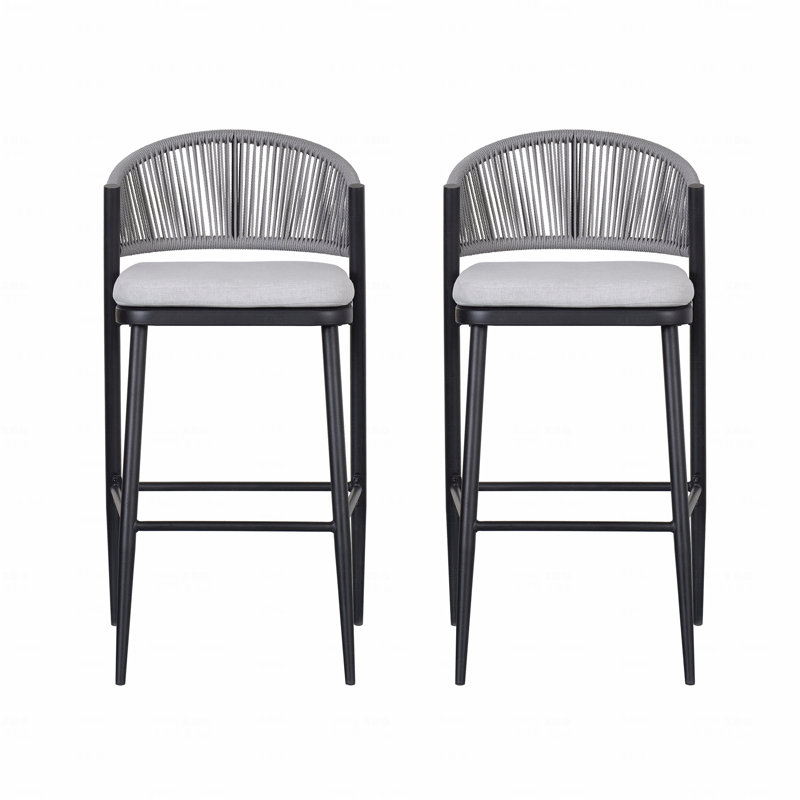 Ensemble de 2 tabourets de bar d'extérieur, structure en métal d'une hauteur de siège de 30,25 po avec dossier en forme de feston en rotin de polyéthylène
