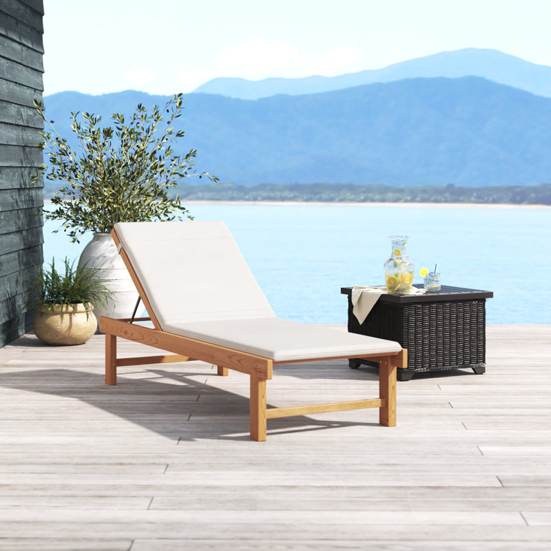 Chaise longue inclinable simple en teck de 74 po avec coussins Arnoult
