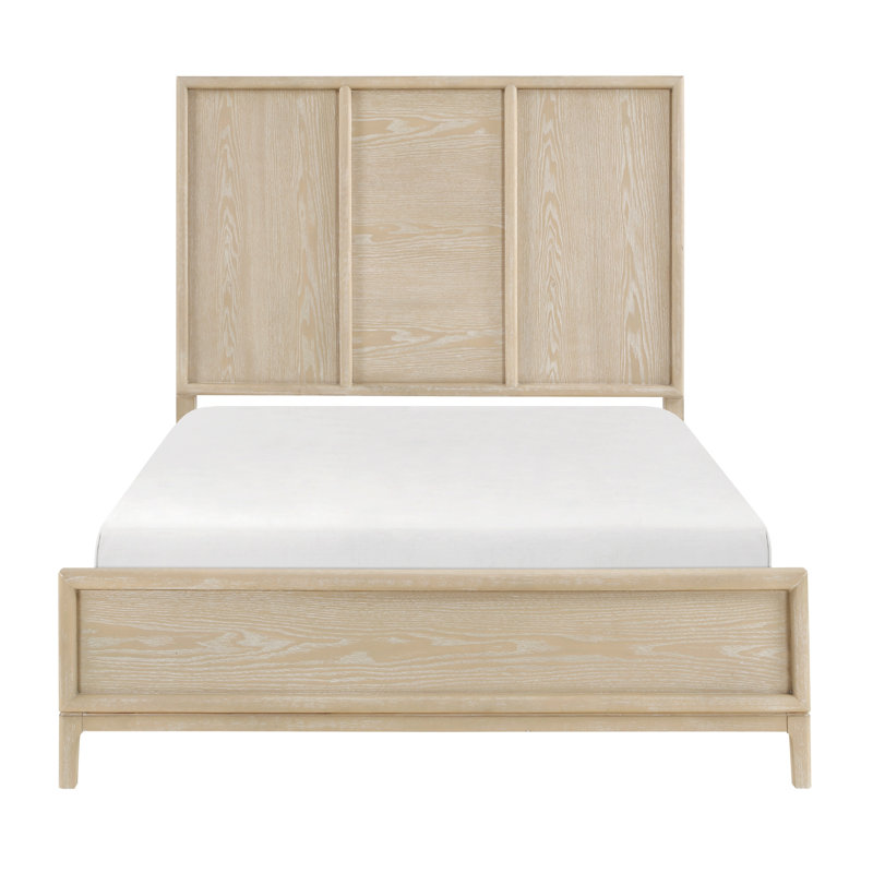 Grand lit à panneaux brun dans un style contemporain, tête de lit à trois têtes avec rails, lit de transition, lit d'appoint, tête de lit ajoute à l'effet visuel, configuration côtière