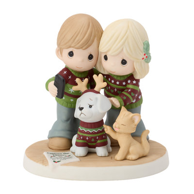 Figurine Precious Moments Couple avec animaux de compagnie prenant des photos de famille pour Noël, 13,7 cm