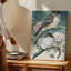 Toile Une composition sereine mettant en vedette deux oiseaux subtilement détaillés perchés sur un art mural-36553585