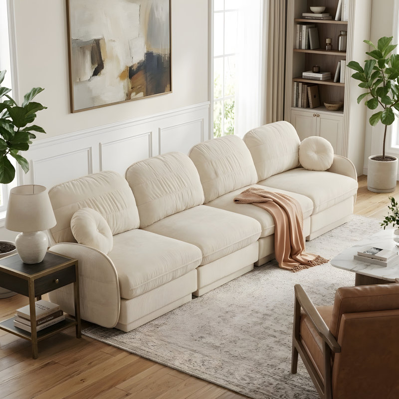 Un canapé profond dans le salon, avec des coussins ronds, H 37,38 po x l 136,98 po x P 33,38 po, Crème