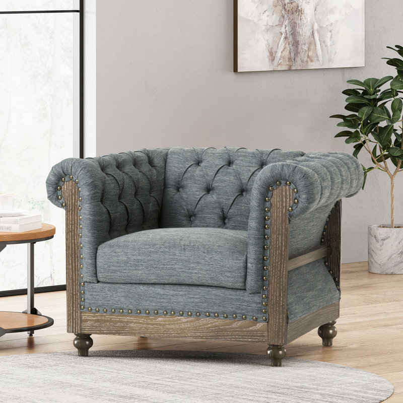 Élégant fauteuil club avec tissu gris anthracite, capitonnage à boutons profonds profonds, accoudoirs courbés, garniture cloutée, structure de pieds en bois de bouleau rafraîchissant, base intense