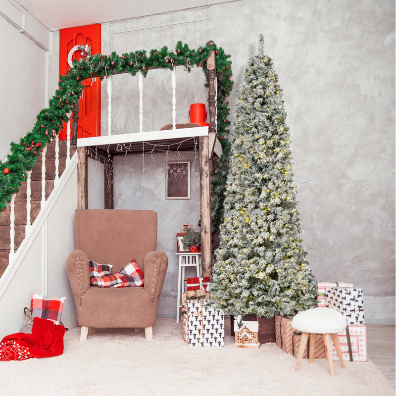 Sapin de Noël artificiel enneigé 9 pi avec 550 lumières DEL et 988 pointes