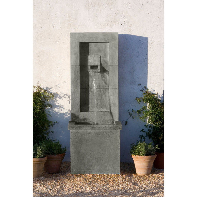 Fontaine moderne en béton, Pierre alpine