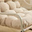 Fauteuil à bascule d'extérieur ultra-confortable avec coussin épais pour une détente optimale, structure et coussin beiges, idéal pour le salon et la terrasse.