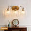 Luminaire de meuble-lavabo vintage avec abat-jour en verre cristal, finition laiton antique à 3 lumières pour un éclairage de salle de bain élégant au-dessus du miroir