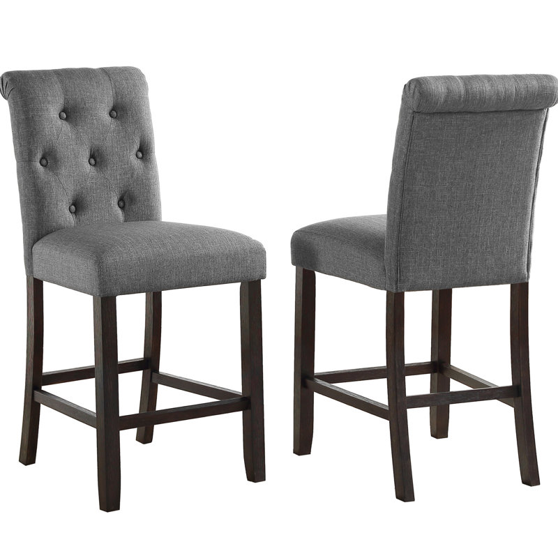 2 tabourets de comptoir gris. Bois massif avec sièges et dossiers confortables. Pieds en bois. Chaises à haut dossier légèrement incurvées. L 23 po x P 19 po x H 39,87 po. Largeur du siège 19 po, 25 po, profondeur 16,5 po. Assemblage requis. Tous