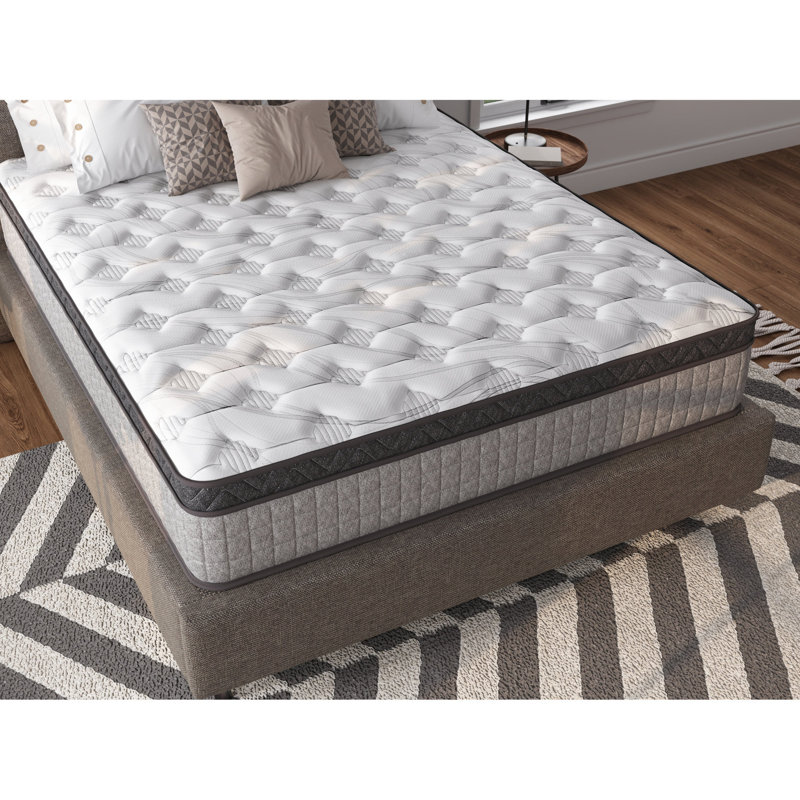 Le grand matelas de 10 po comprend de la mousse viscoélastique gélifiée rafraîchissante et, pour un soulagement idéal, un isolement apaisant et une taille de nuit apaisante, assure un meilleur sommeil