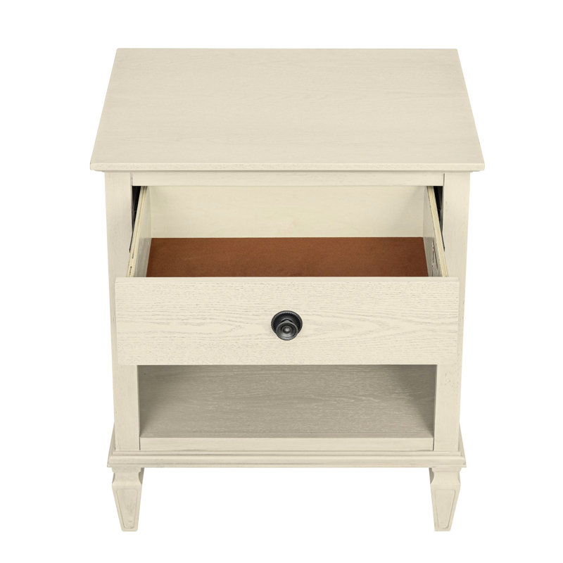 Crème antique, conception d'inspiration française, table de chevet, option de rangement ouvert, 1 tiroir, tablette, finition naturelle, détails en brosse métallique, tiroirs pleine extension, assemblage des pieds, placage de bois, contreplaqué, pieds solides