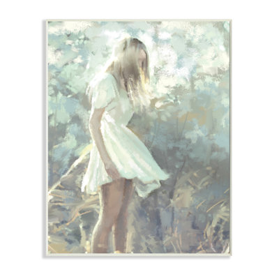 Fille qui erre dans l'herbe de la forêt