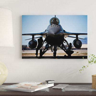 «US Air Force Crew Chiefs Do Pre-Flight Checks Under An F-Fighting Falcon» par Stocktrek Images, impression sur toile tendue