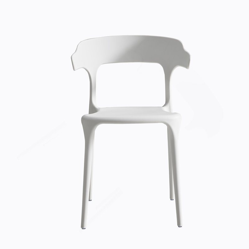 Un ensemble de 4 chaises empilées, Blanc