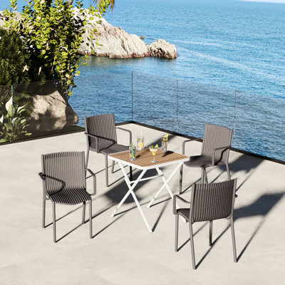 Table carrée multifonctionnelle pliante moderne pour intérieur/extérieur avec 4 fauteuils empilables en polypropylène gris chaud. Plateau, pattes en métal blanc et kaki. Résistante aux intempéries. Conception ergonomique. Aucun assemblage requis.