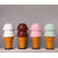 Petite statue de table à deux cuillères de crème glacée à la fraise-835511279