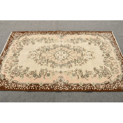 Tapis turc organique beige parfait pour la décoration intérieure et ajoutant un charme rétro au plancher de votre chambre à coucher