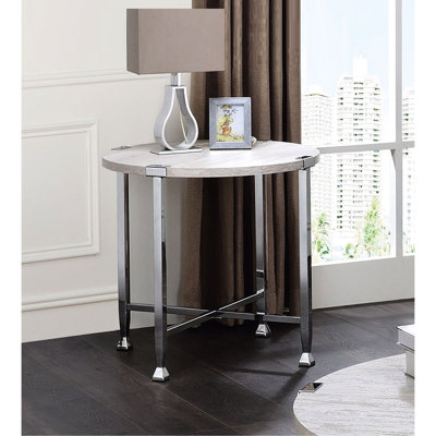 Table d'appoint ronde moderne avec pattes et dessus en chêne blanc, 61 cm de diamètre, pour salon. Structure en métal au fini contemporain, espace principal.