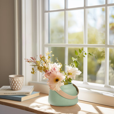 Vase de table vert sauge en céramique avec poignée à sangle Lido