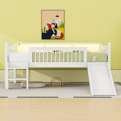 Lit mezzanine bas en bois avec tablettes, éclairage DEL, échelle et garde-corps