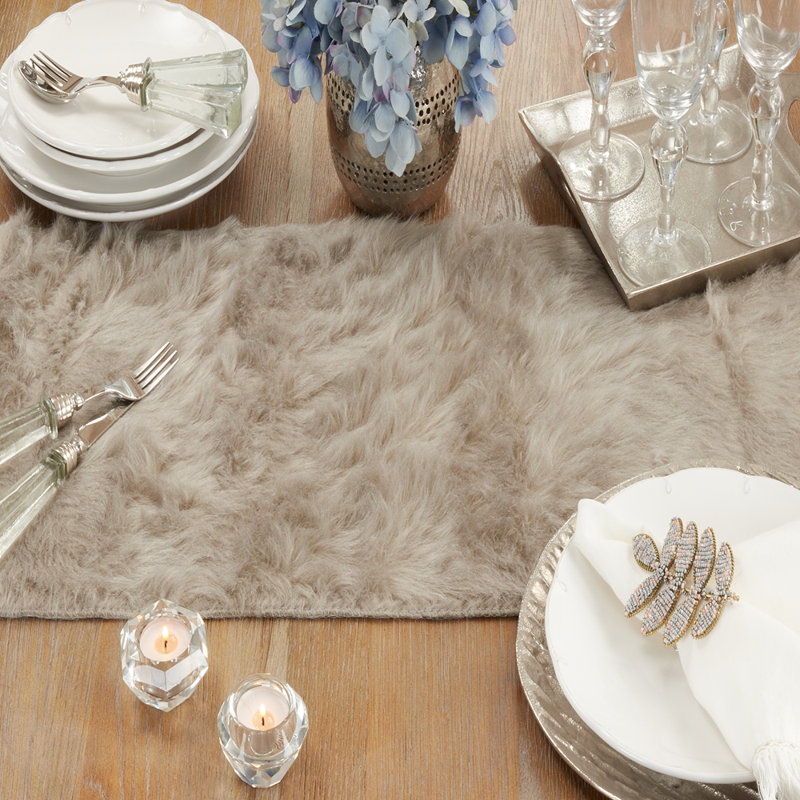 Chemin de table rectangulaire en fausse fourrure Chynia, L 120 po x l 15 po, gris