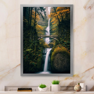 " Oregon Multnomah Falls Scenery "