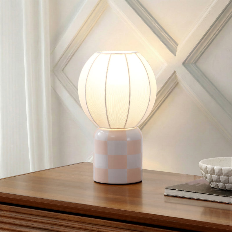 Lampe de table à DEL miniature Valarie de 10,25 po en céramique à damier de style contemporain moderne, avec abat-jour globe côtelé en forme de cocon.