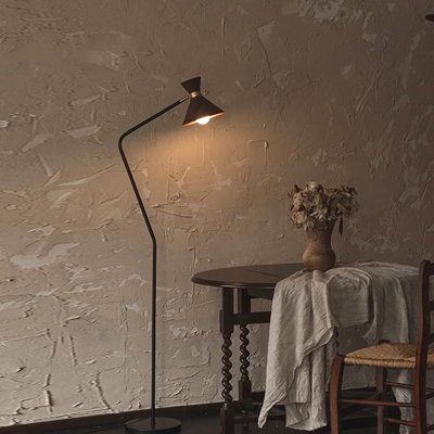 Lampe de plancher murale en fer avec prise dans le salon