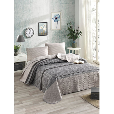 Soukup Floral Bedspread with Pillowcases Included