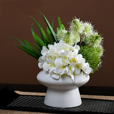 Décoration de fleurs simulées
