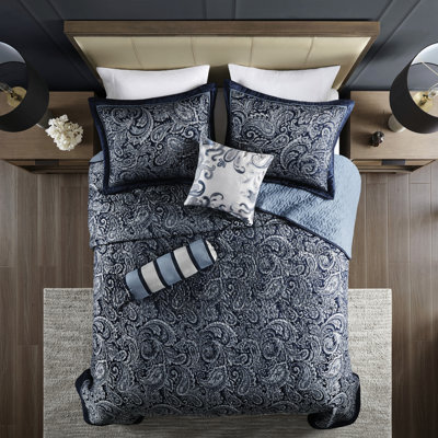 Couvre-lit bleu marine. Style traditionnel. Bleu marine foncé, argent. L 102 po x L 118 po 2 taies décoratives. Coussins décoratifs. Tissu lavable grand. Conception classique. Bleu cendré.
