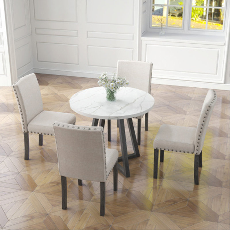 Il n'y a qu'une seule table dans une boîte.