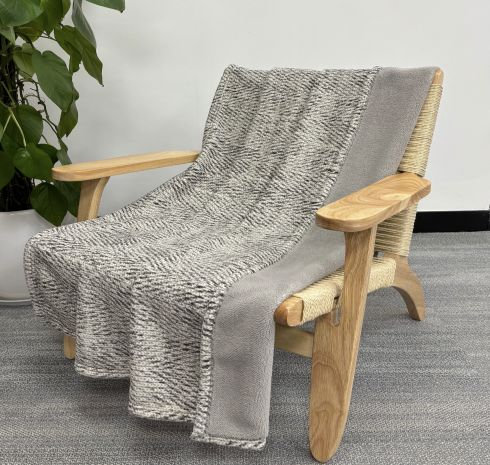 Jeté réversible 50 po x 60 po en jacquard réversible et en fourrure de lapin imprimée - texture soyeuse de fourrure de lapin, une couche avec deux peluches techniques