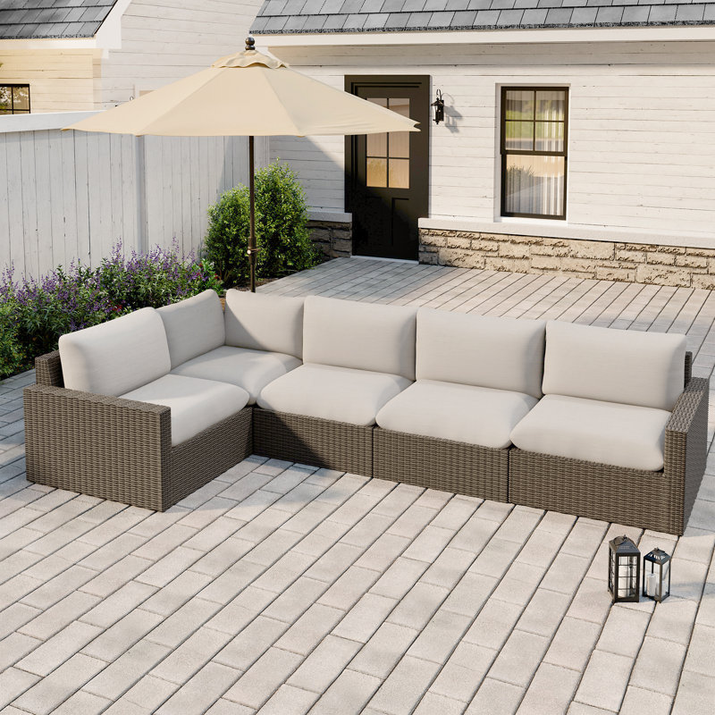 Dumont 7-Piece Wicker Patio Conversation Set With Beige Cushions, 5 pièces: 2 fauteuils, 2 canapés sans accoudoirs